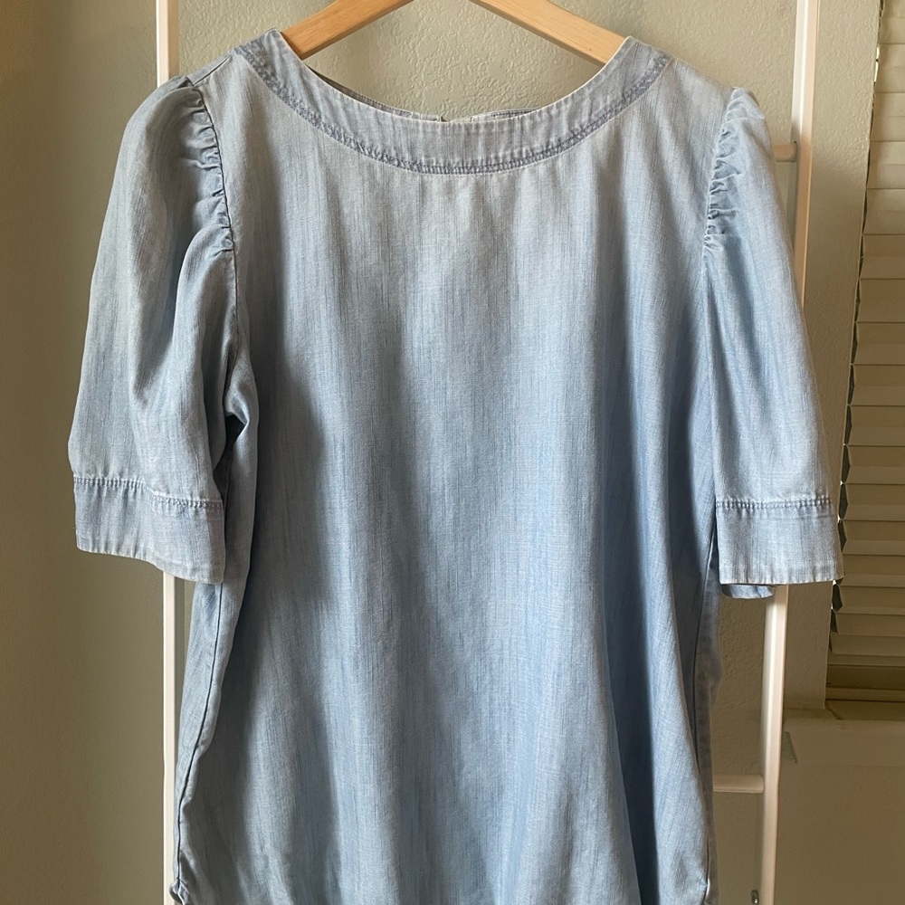 Lightly puffed sleeve denim top scoop / boat neck